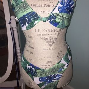 BRAND NEW floral pattern bikini!